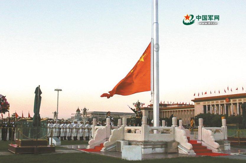 极限挑战尝试滑沙,大家结束时都把道具拿走了,而谁注意杨超越了?