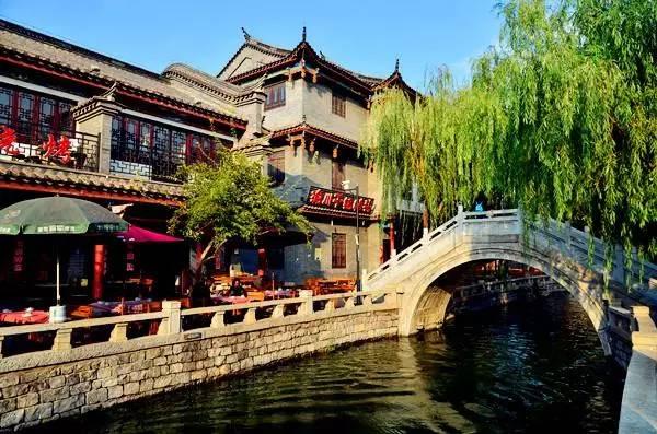 民国奇葩女凌海霞爱上了闺蜜张元和，在张结婚后强行带走了其女儿